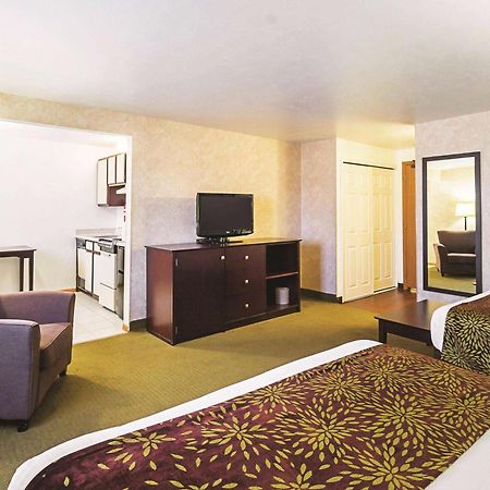 La Quinta By Wyndham Woodburn Hotel Exterior photo