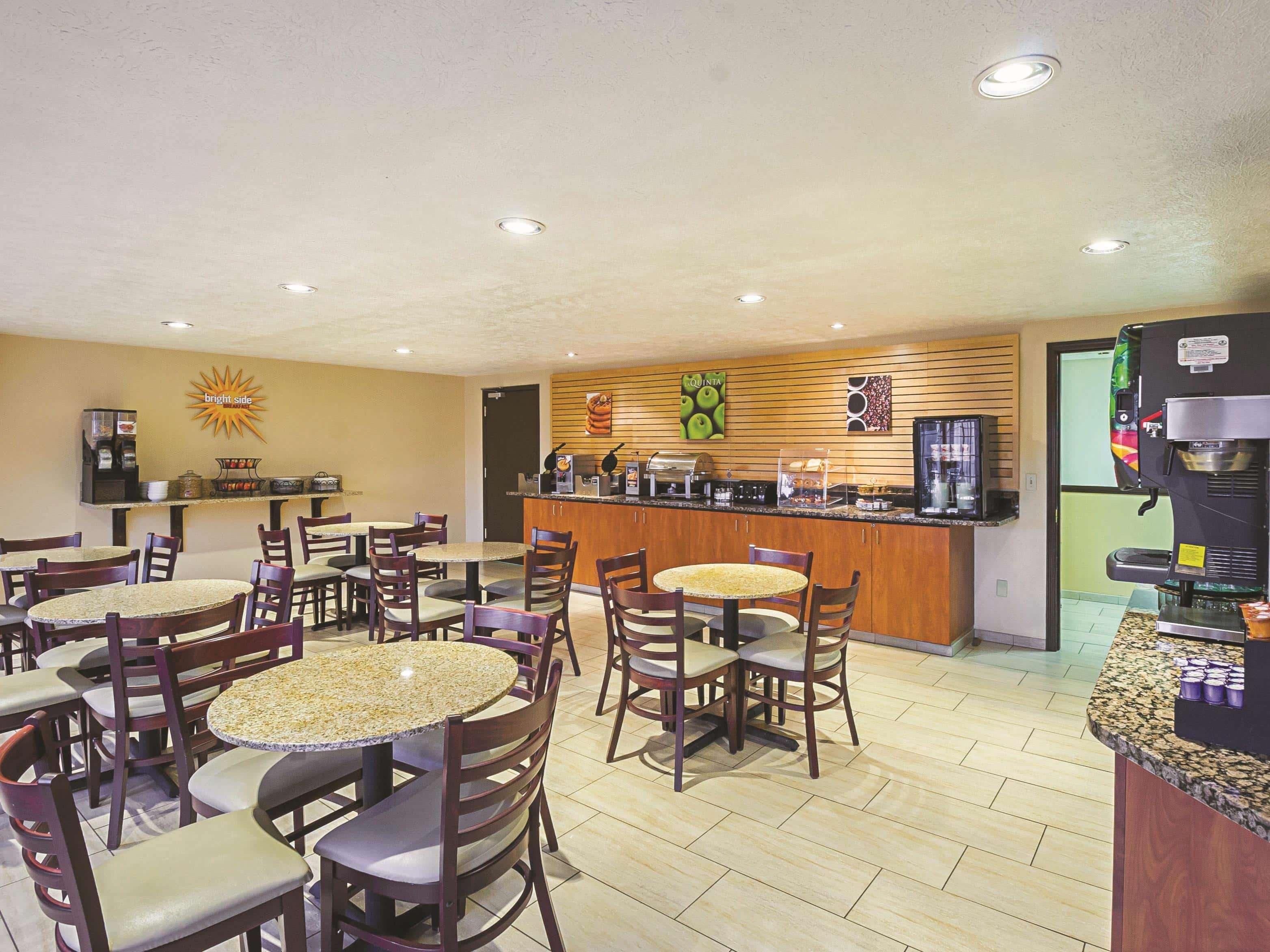 La Quinta By Wyndham Woodburn Hotel Exterior photo