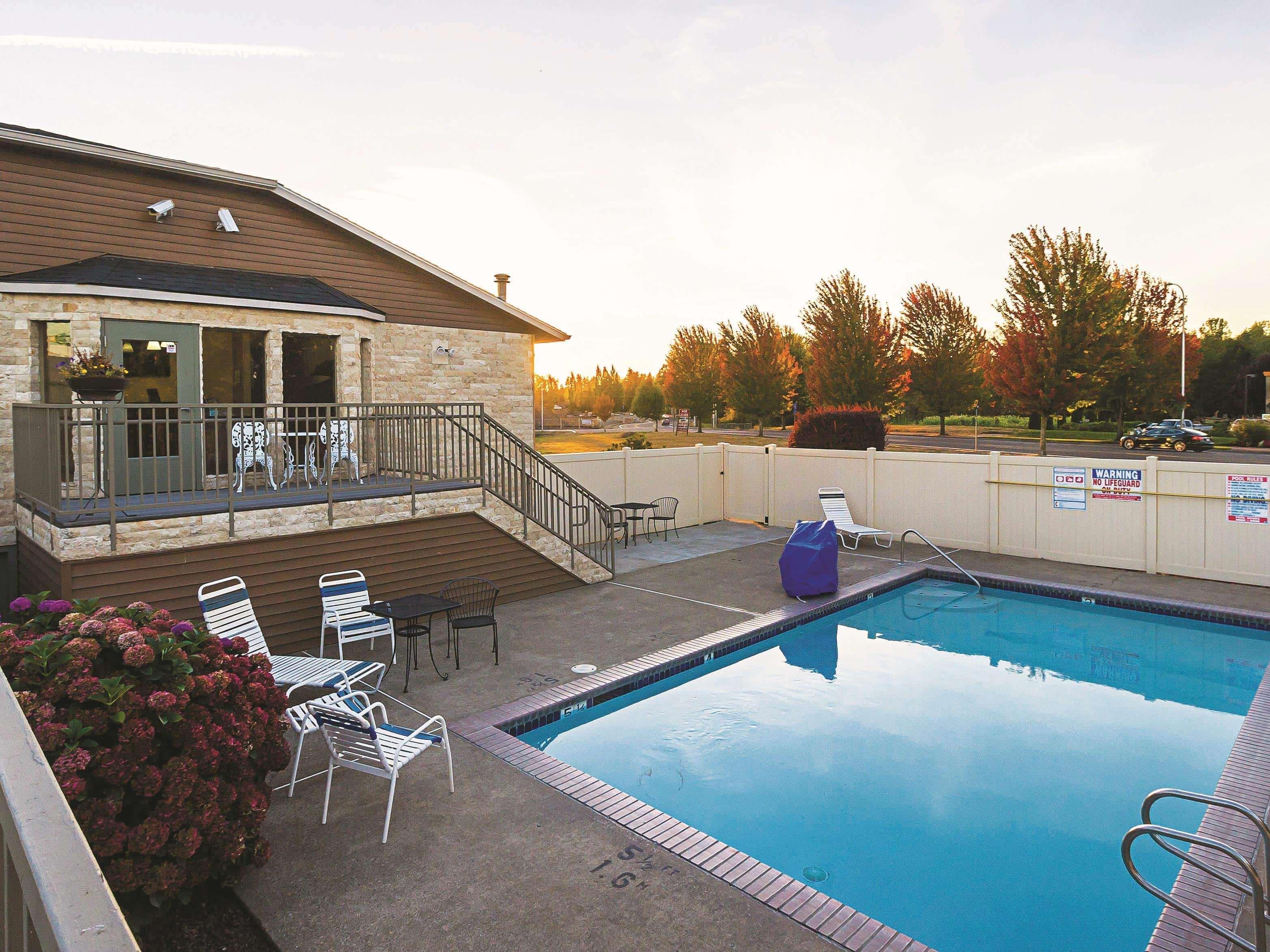 La Quinta By Wyndham Woodburn Hotel Exterior photo