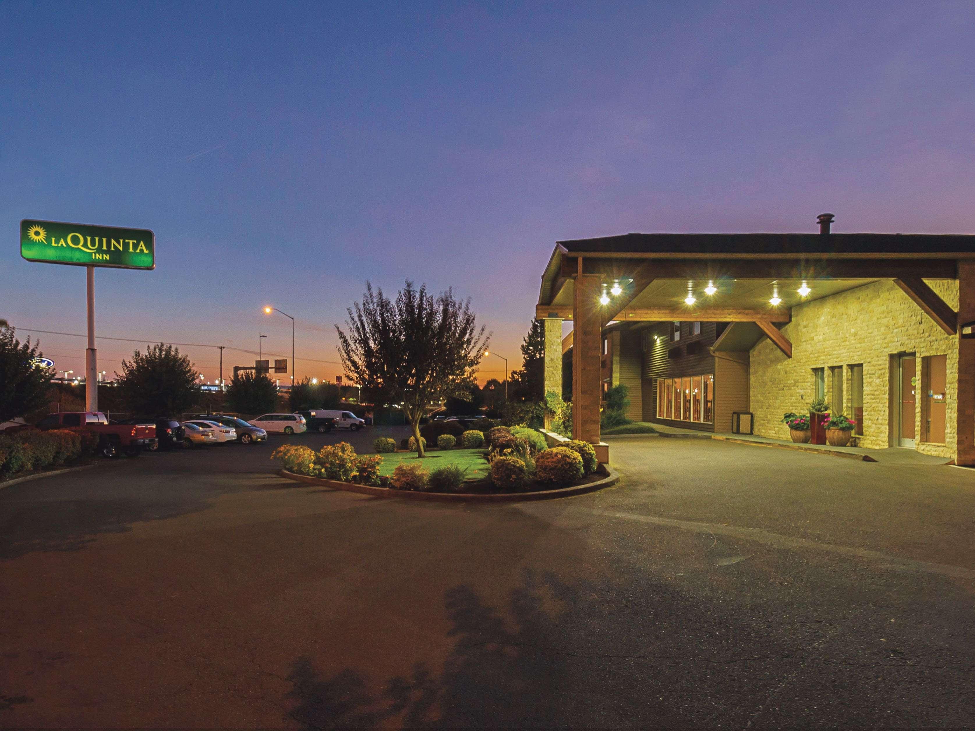 La Quinta By Wyndham Woodburn Hotel Exterior photo
