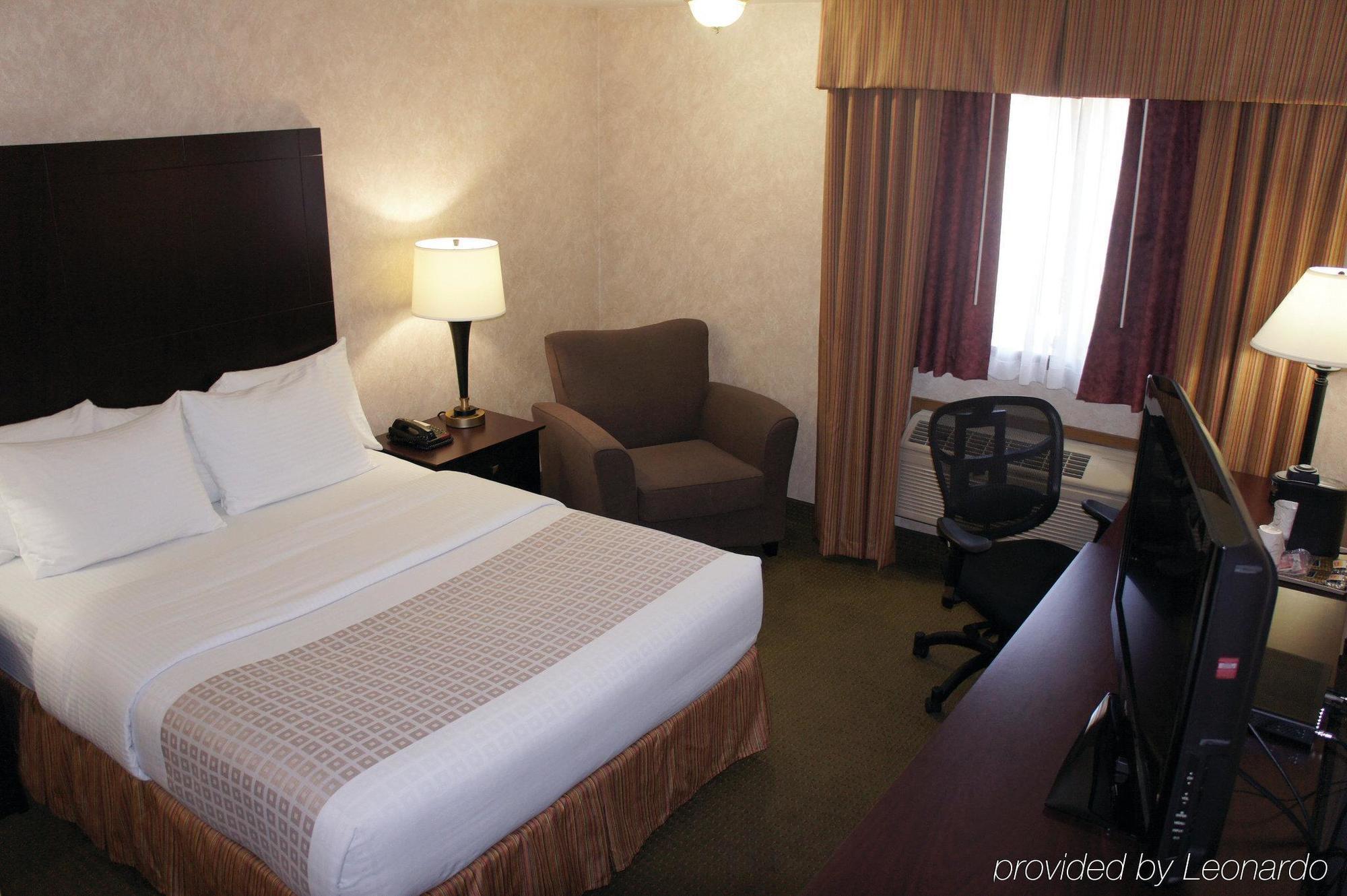 La Quinta By Wyndham Woodburn Hotel Exterior photo